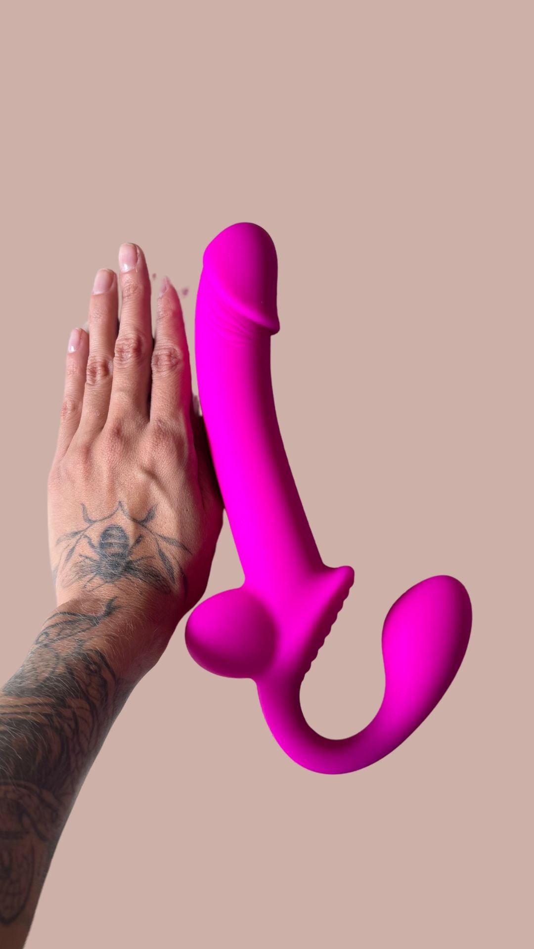 Prótese Realística com Esguicho + Plug Anal em Silicone - Imagem 3